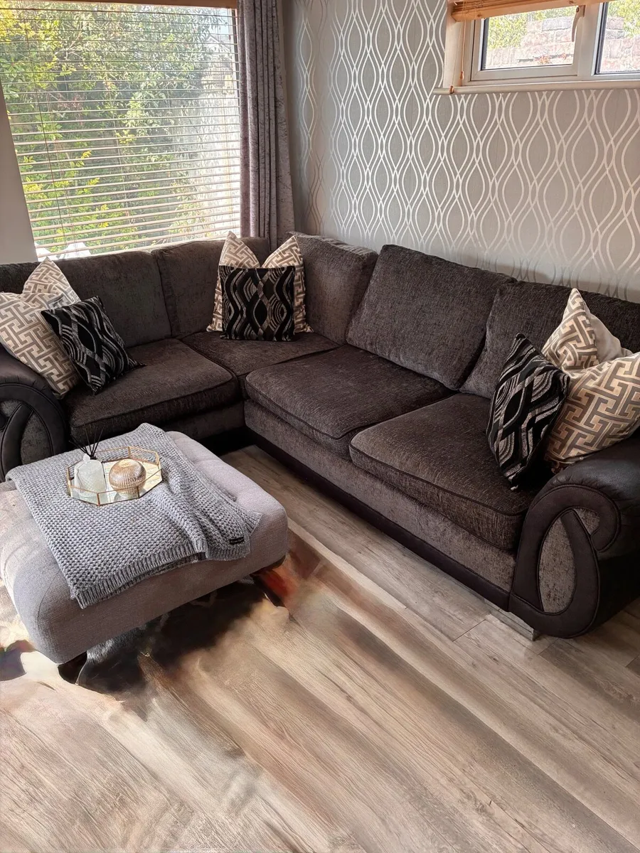 Large 4 Seater Comfortable Couch - Image 3