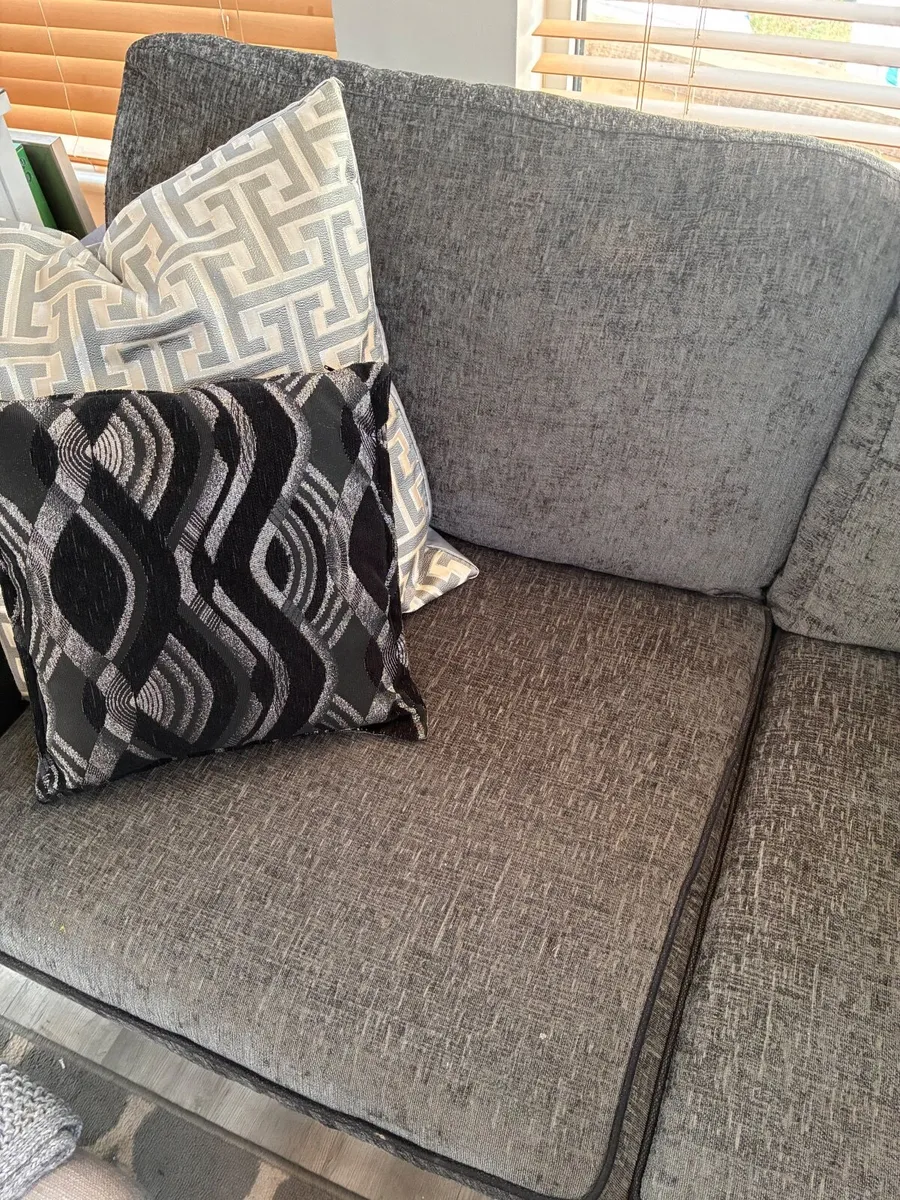 Large 4 Seater Comfortable Couch - Image 4