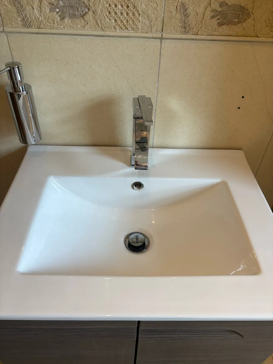 Bathroom suite - Image 4