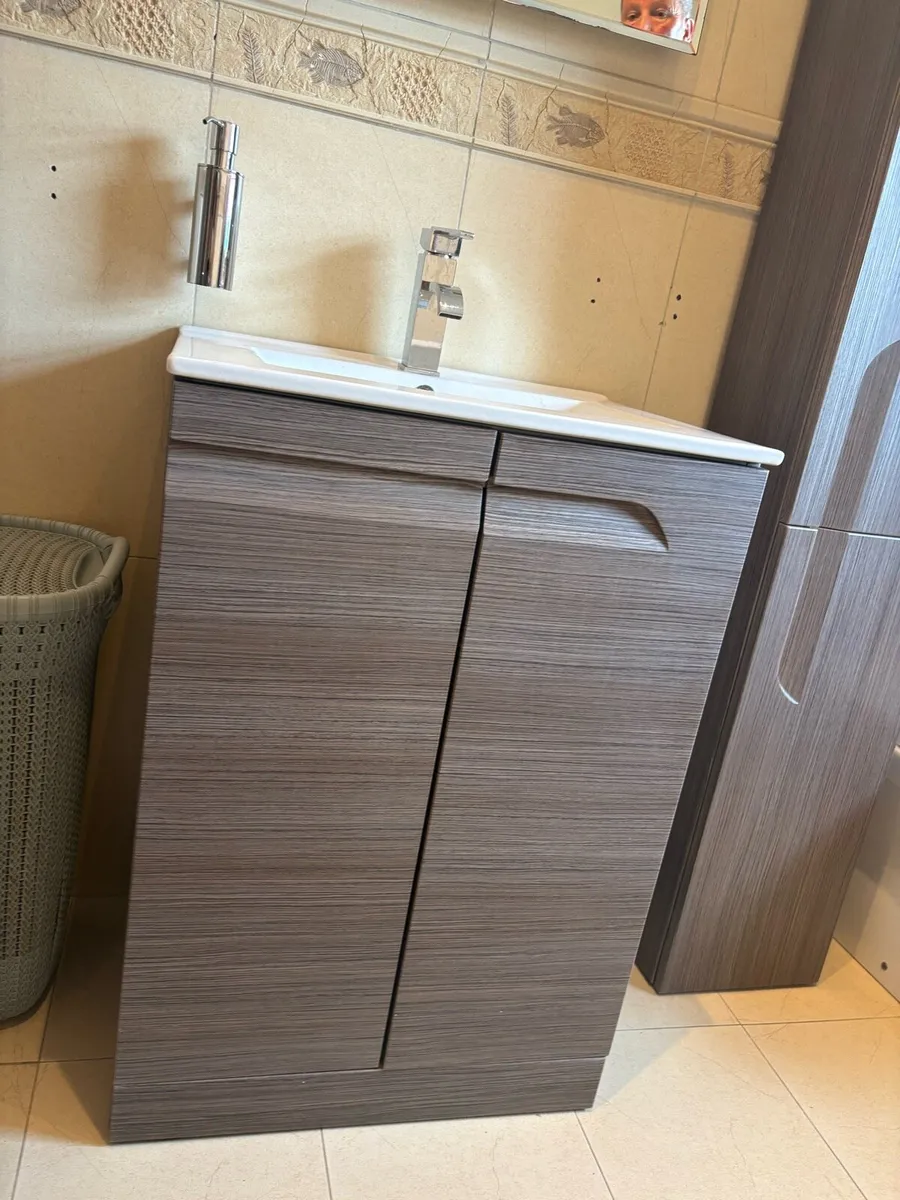 Bathroom suite - Image 3