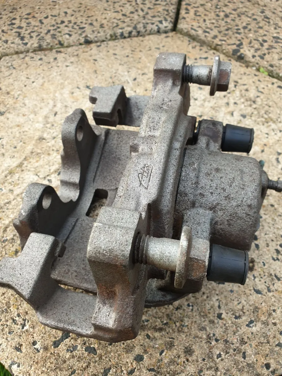 GENUINE OEM FoMoCo FRONT BRAKE CALLIPERS - Image 1