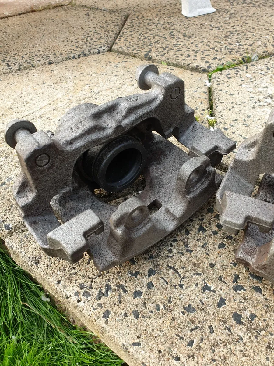 GENUINE OEM FoMoCo FRONT BRAKE CALLIPERS - Image 3