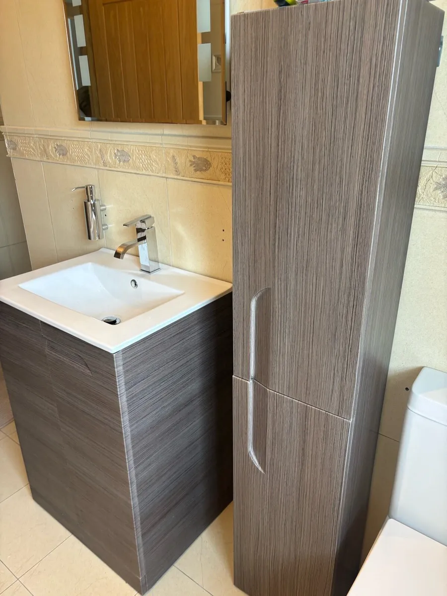 Bathroom suite - Image 1