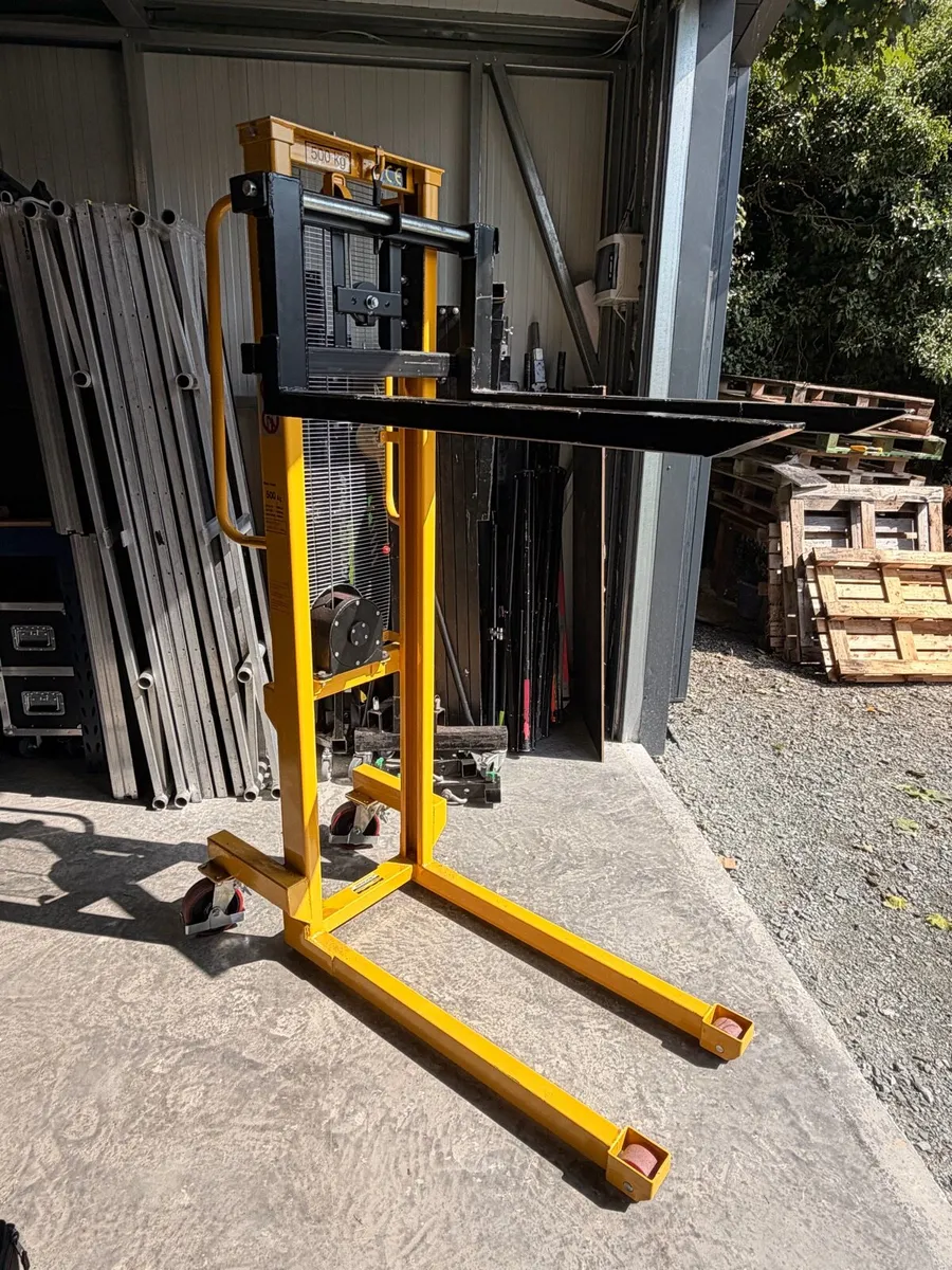 Manual Pallet stacker - Image 1