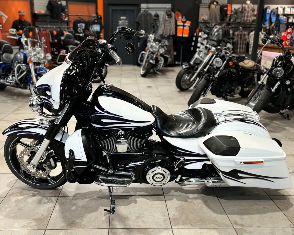 HARLEY-DAVIDSON CVO STREET GLIDE - Image 4