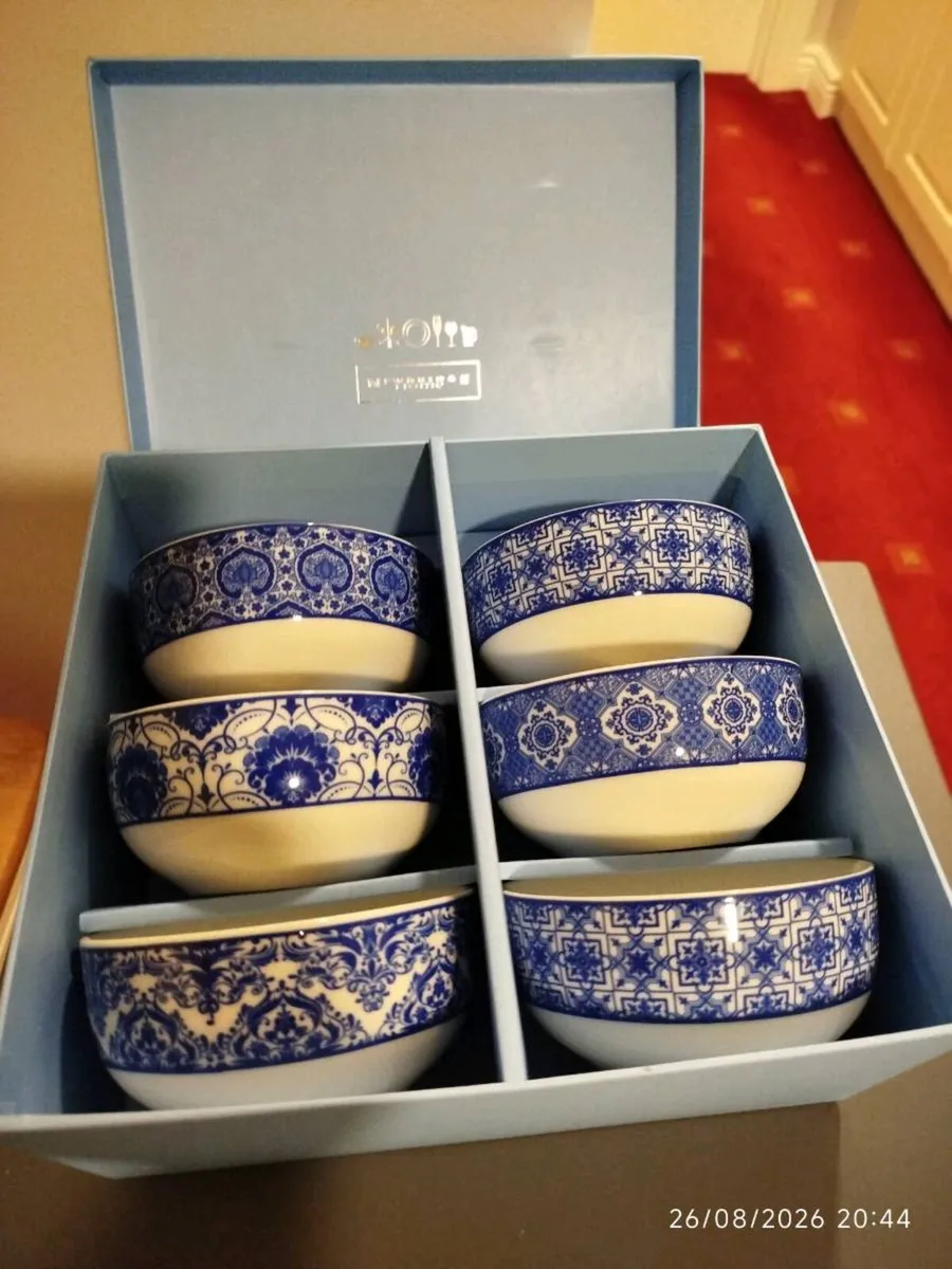 Set of six bowls - Image 1