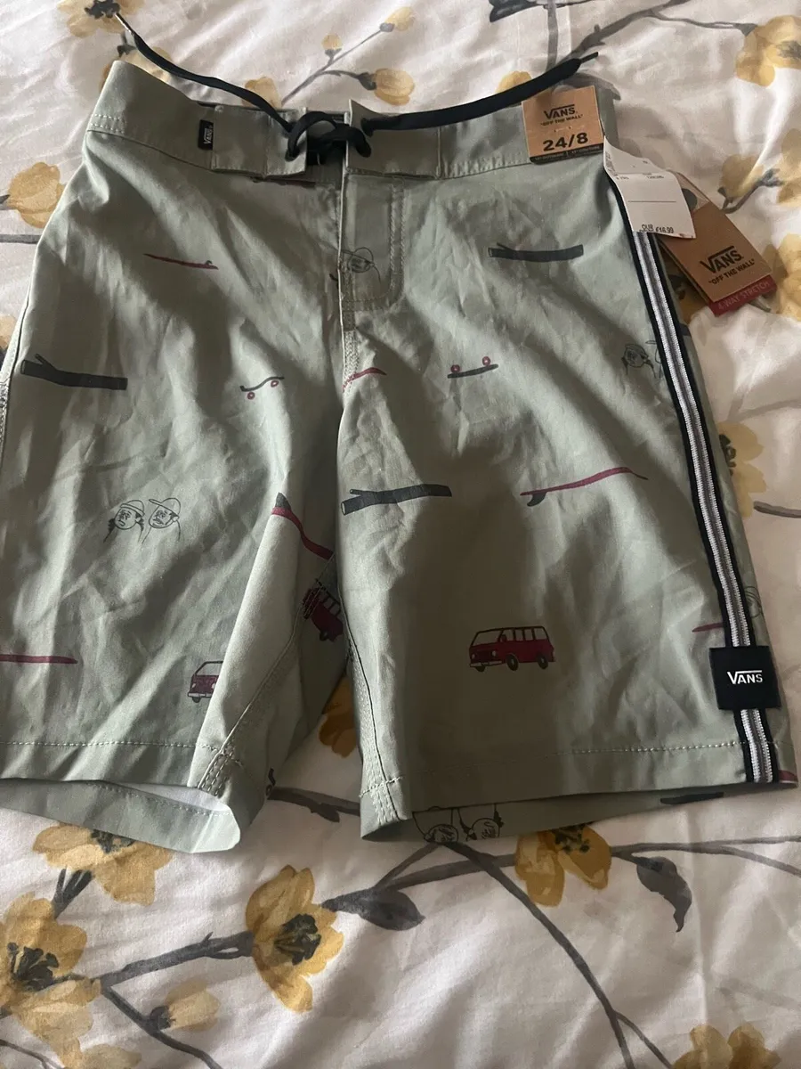 Boys BNWT vans shorts  age 8 €10 - Image 2