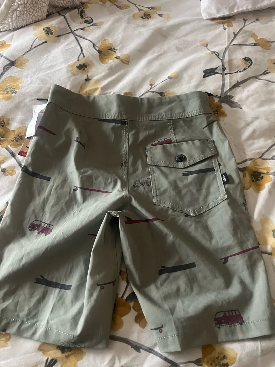 Boys BNWT vans shorts  age 8 €10 - Image 3