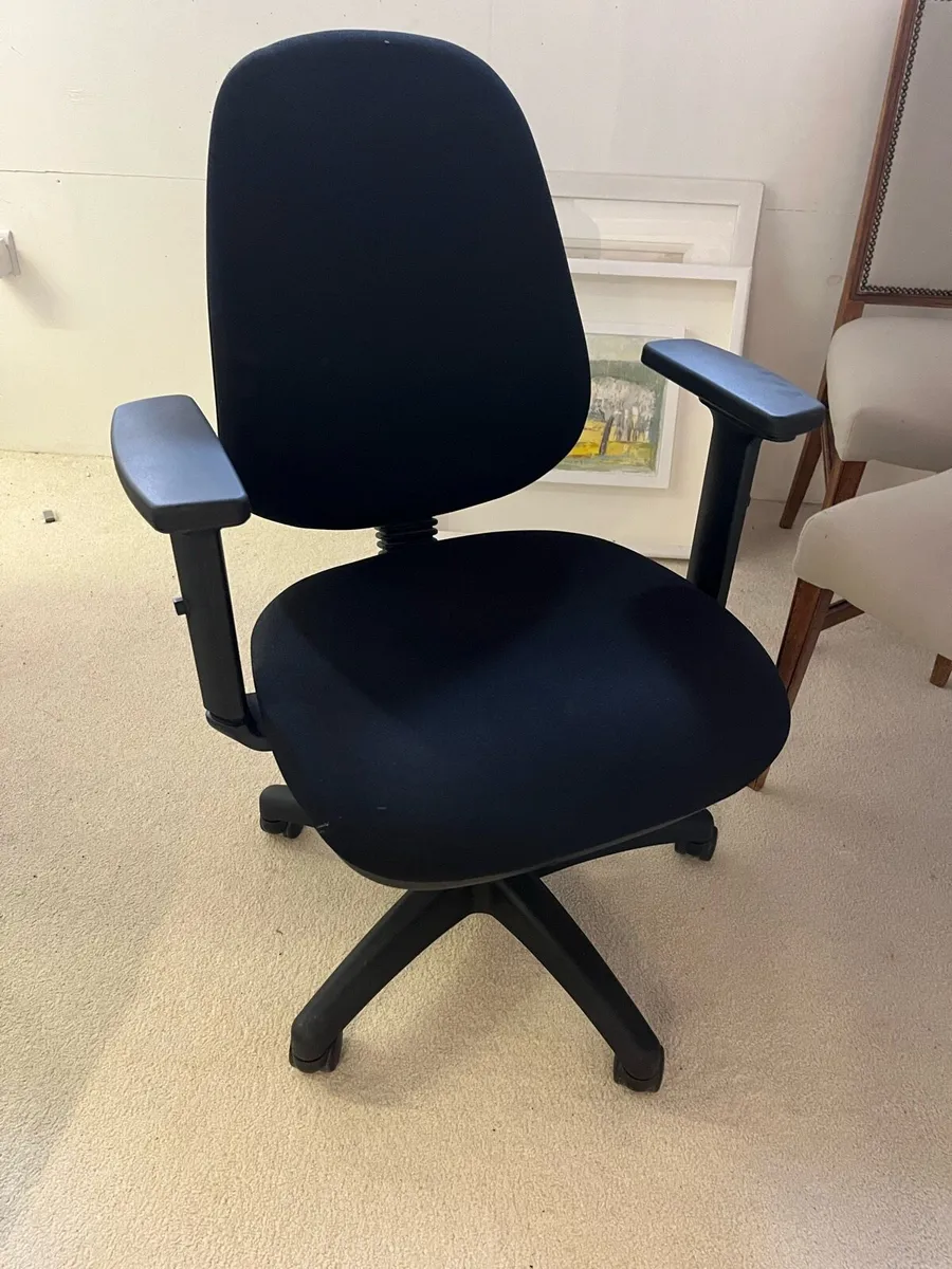 Spinning desk/office chair - Image 1