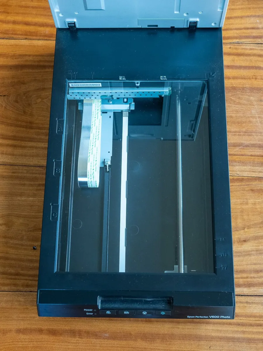 Epson V600 Film, Print and Document Scanner - Image 2