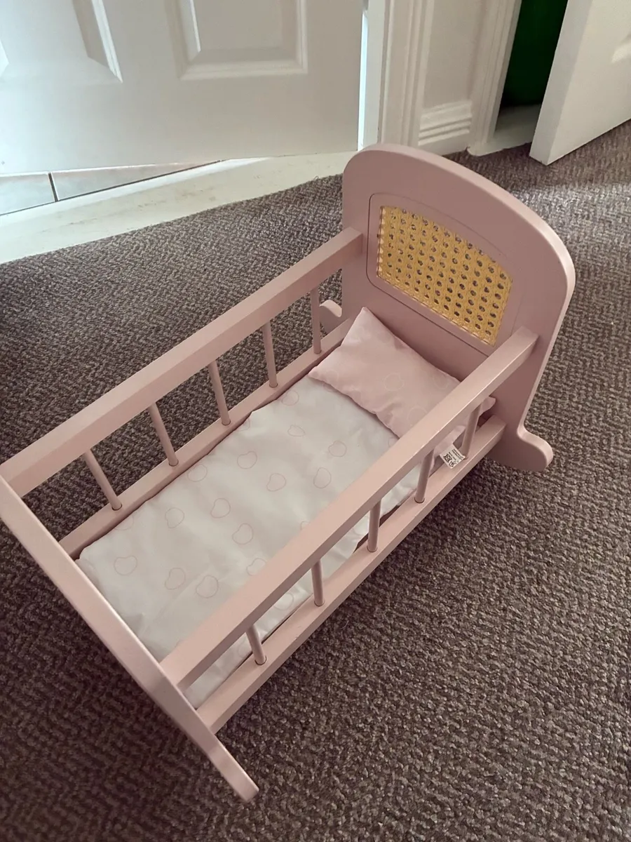 *FREE* Dolls cot - Image 2