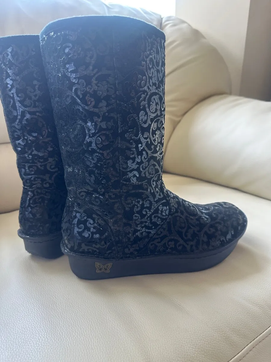 Boots - Image 1