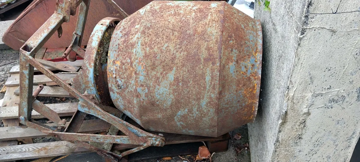 Small cement mixer for a tractor. - Image 1