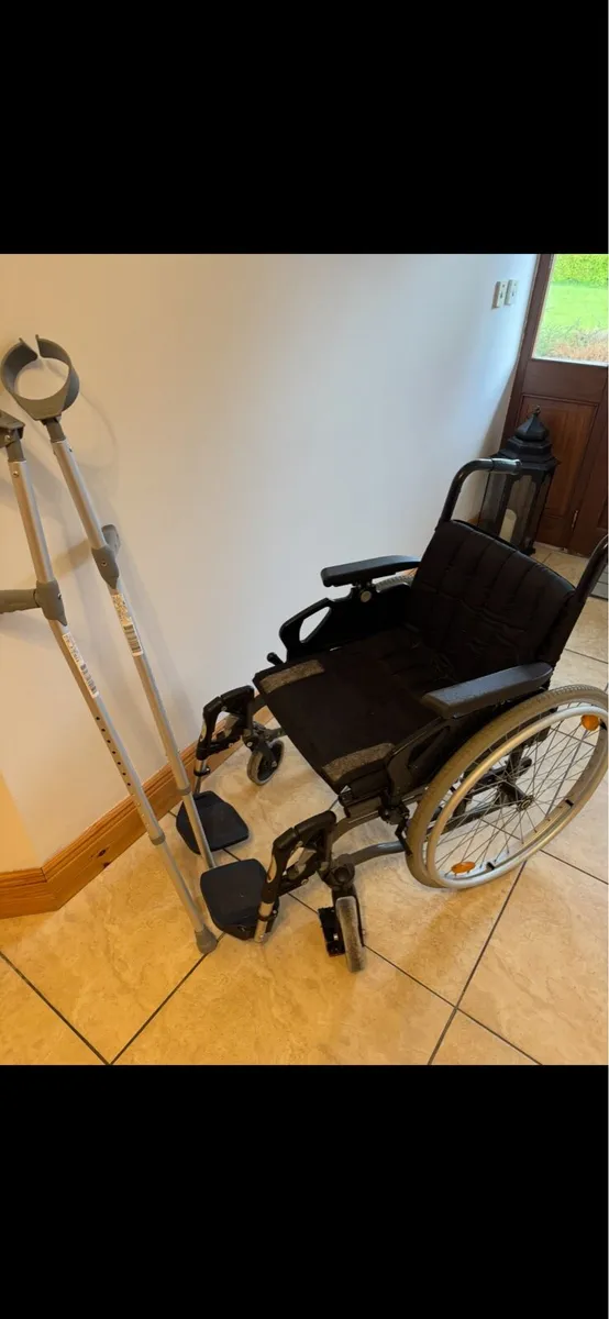 Wheelchair, medical boot, crutches - Image 1