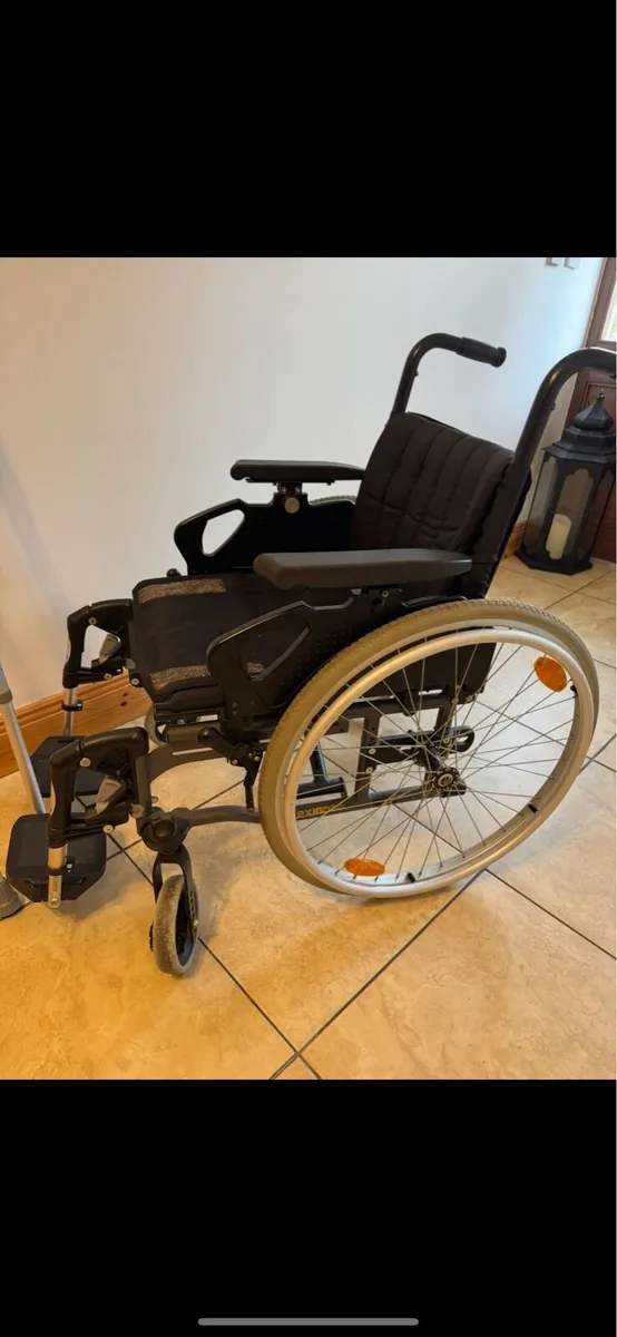 Wheelchair, medical boot, crutches - Image 2
