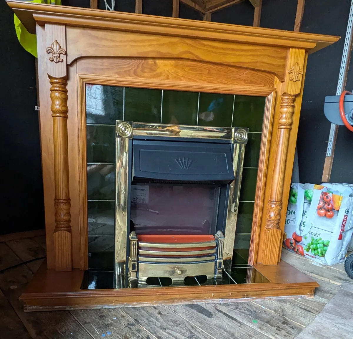 Electric fire and surround (Free) - Image 1