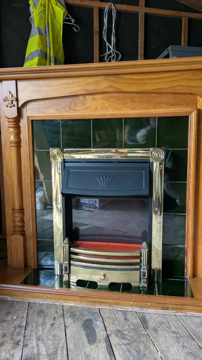 Electric fire and surround (Free) - Image 2