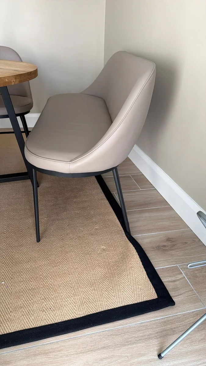 4 table/dining chairs and bench - Image 3