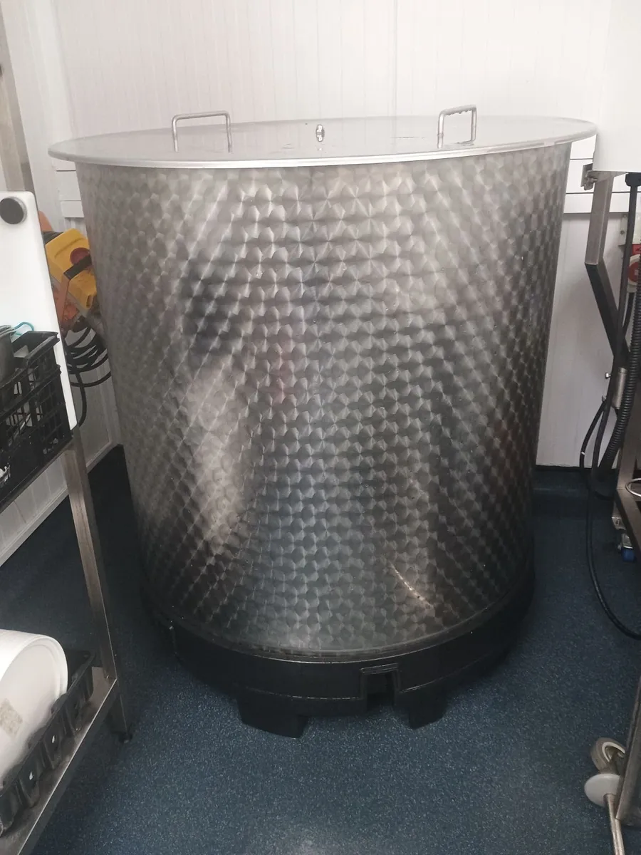 Stainless steel mixing tank, agitator & dust lid - Image 1