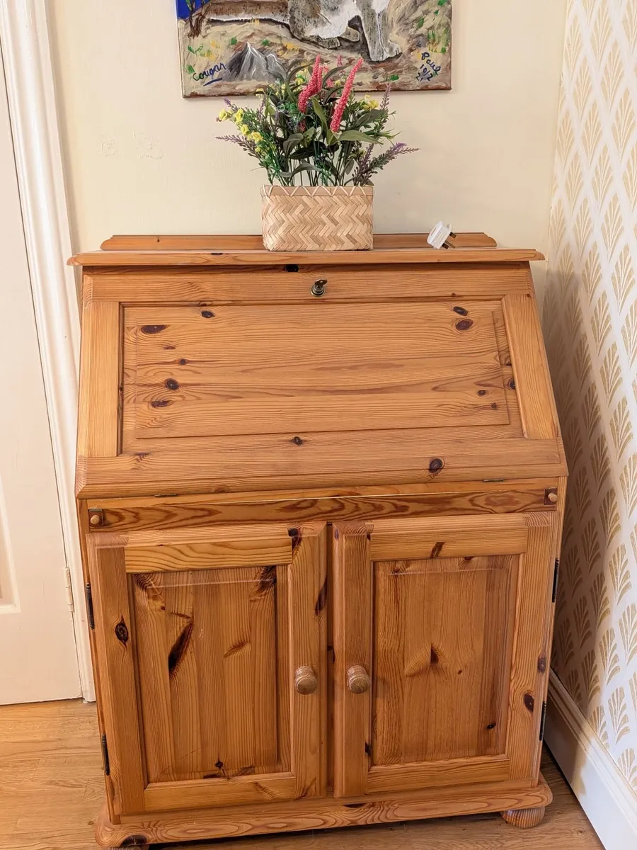 Compact, solid pine Bureau - Image 2