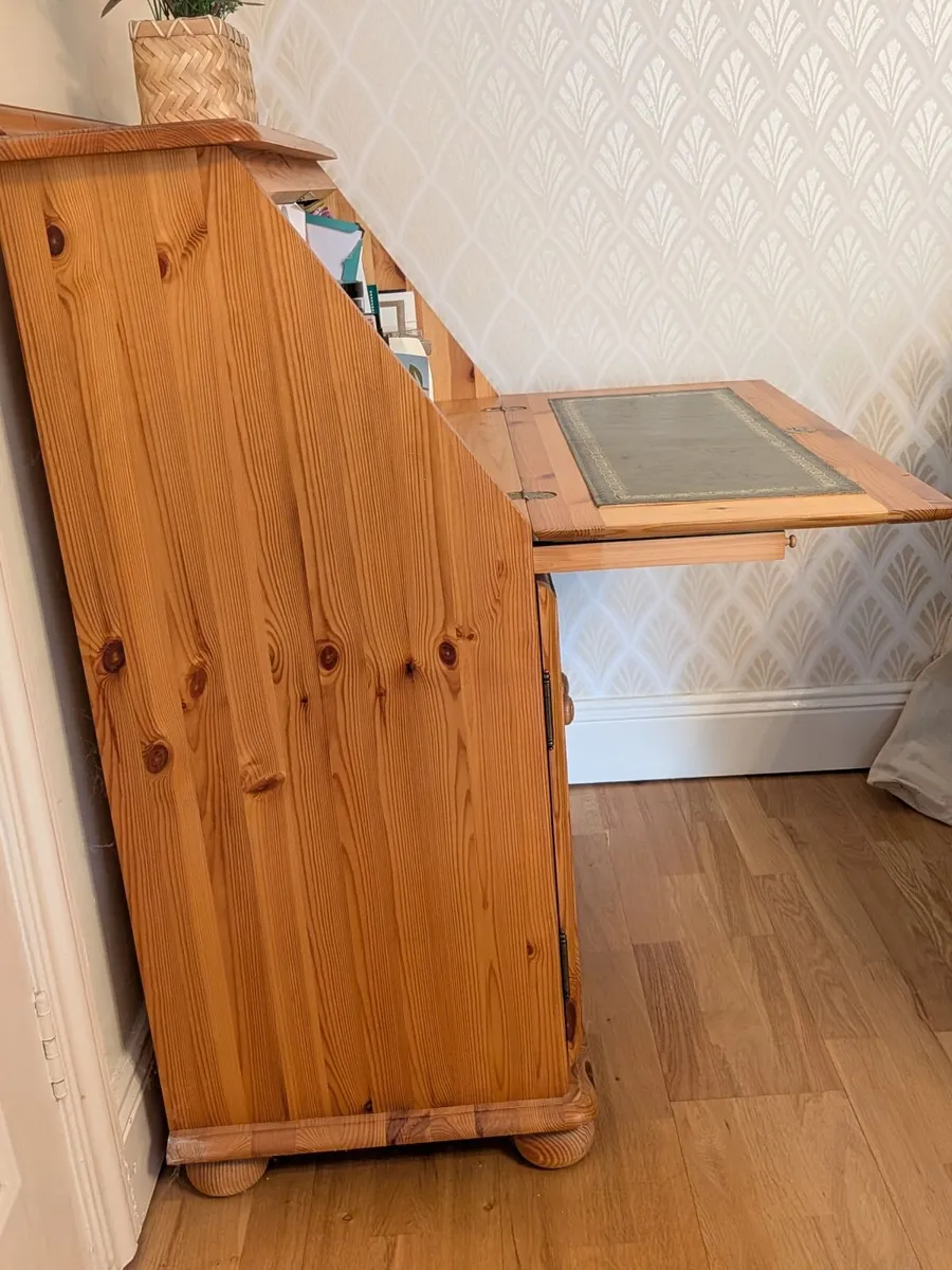 Compact, solid pine Bureau - Image 1