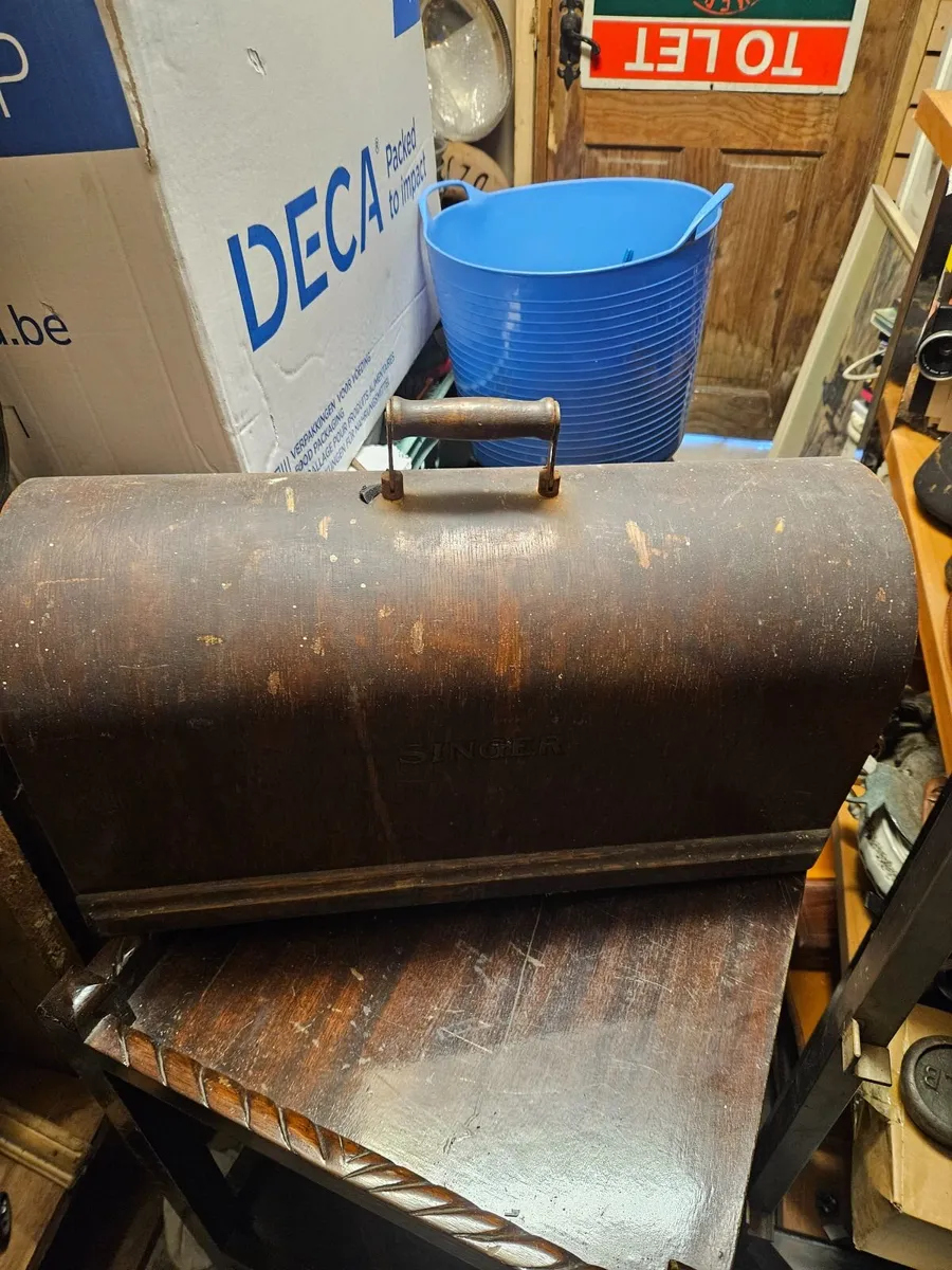 Vintage Singer Sewing Machine - Image 1