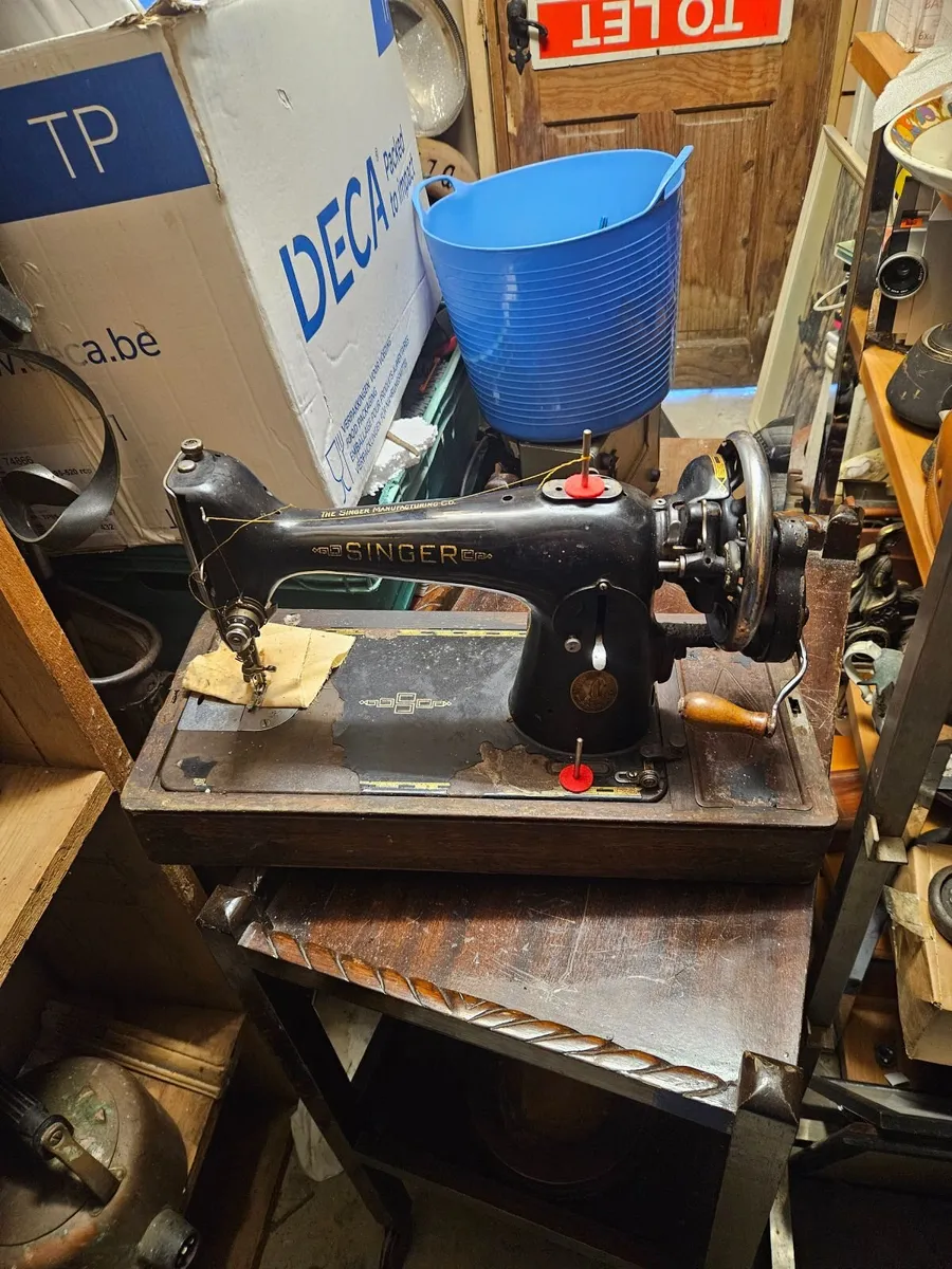 Vintage Singer Sewing Machine - Image 4