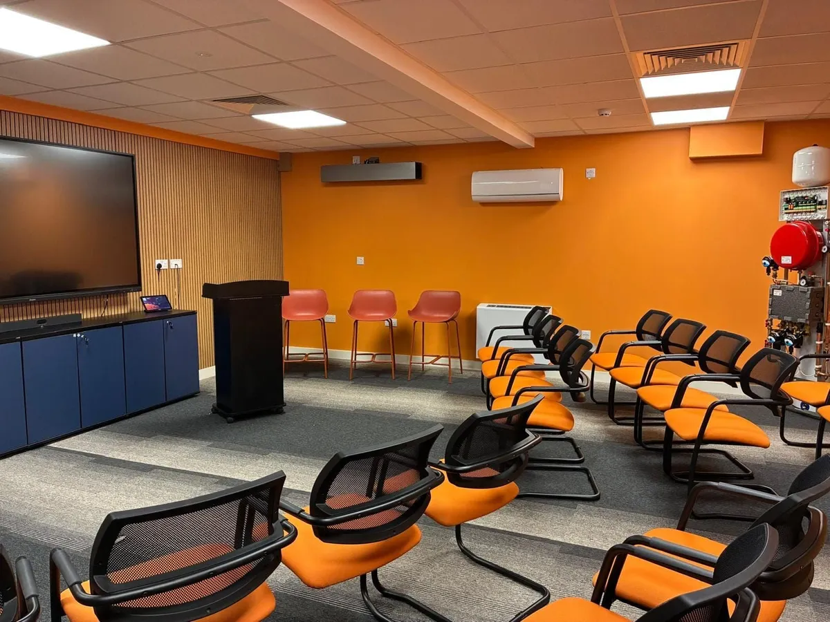 6 Flip Top Table on castors and 11  meeting chairs - Image 3