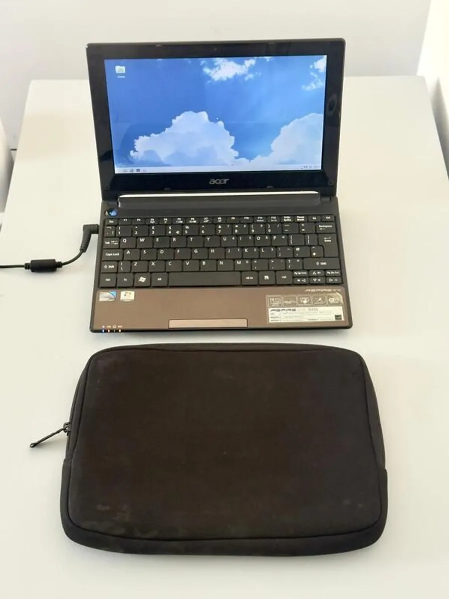 Acer Aspire One D255 Netbook 10.1" - Linux, w/ Case & Charger - Image 2
