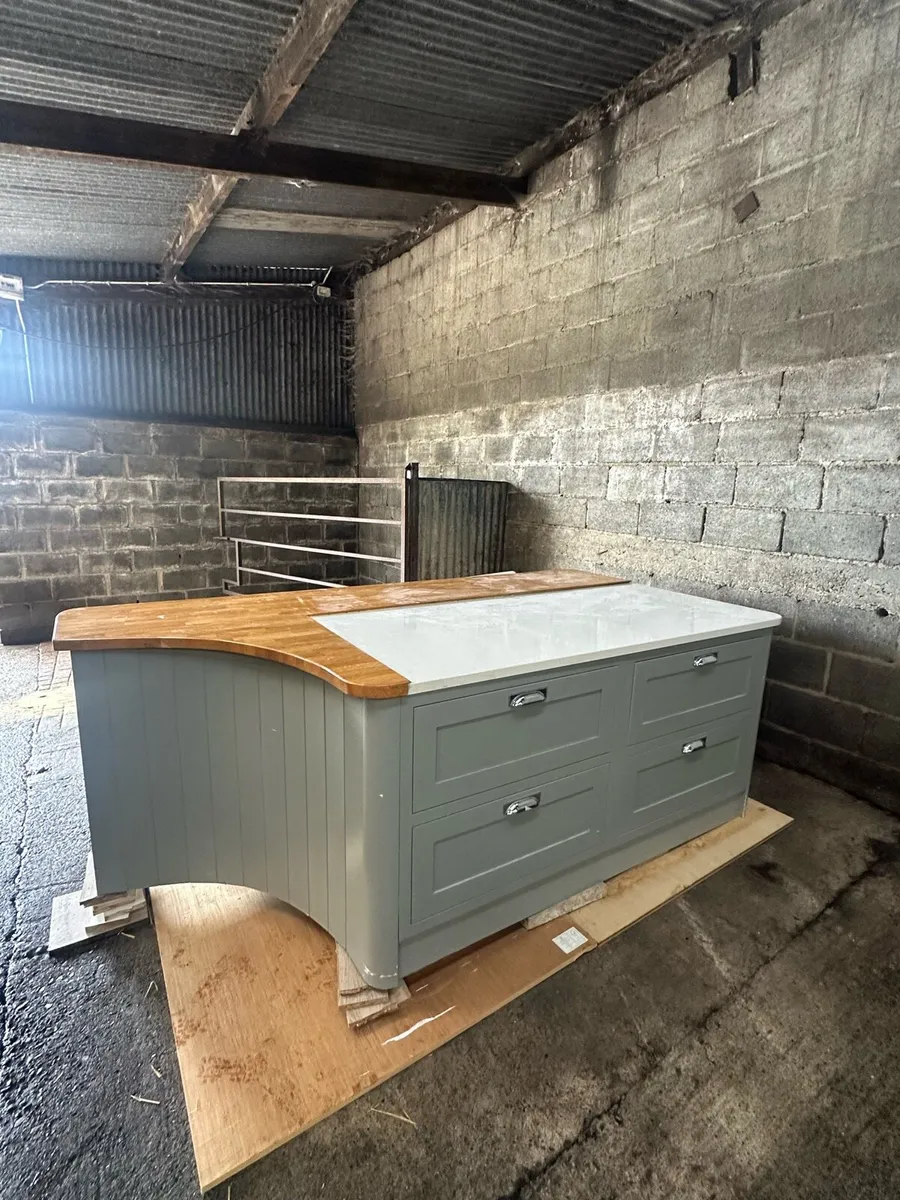 Kitchen island - Image 1
