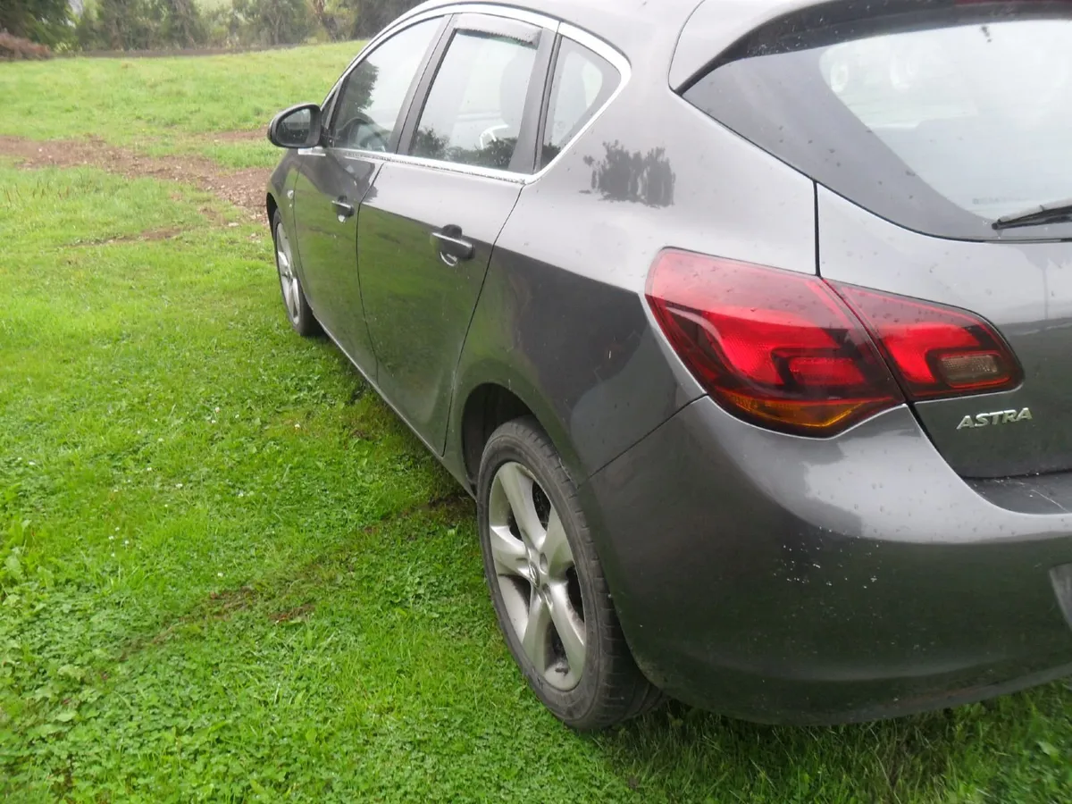 Opel Astra SRI (2011) - Image 2