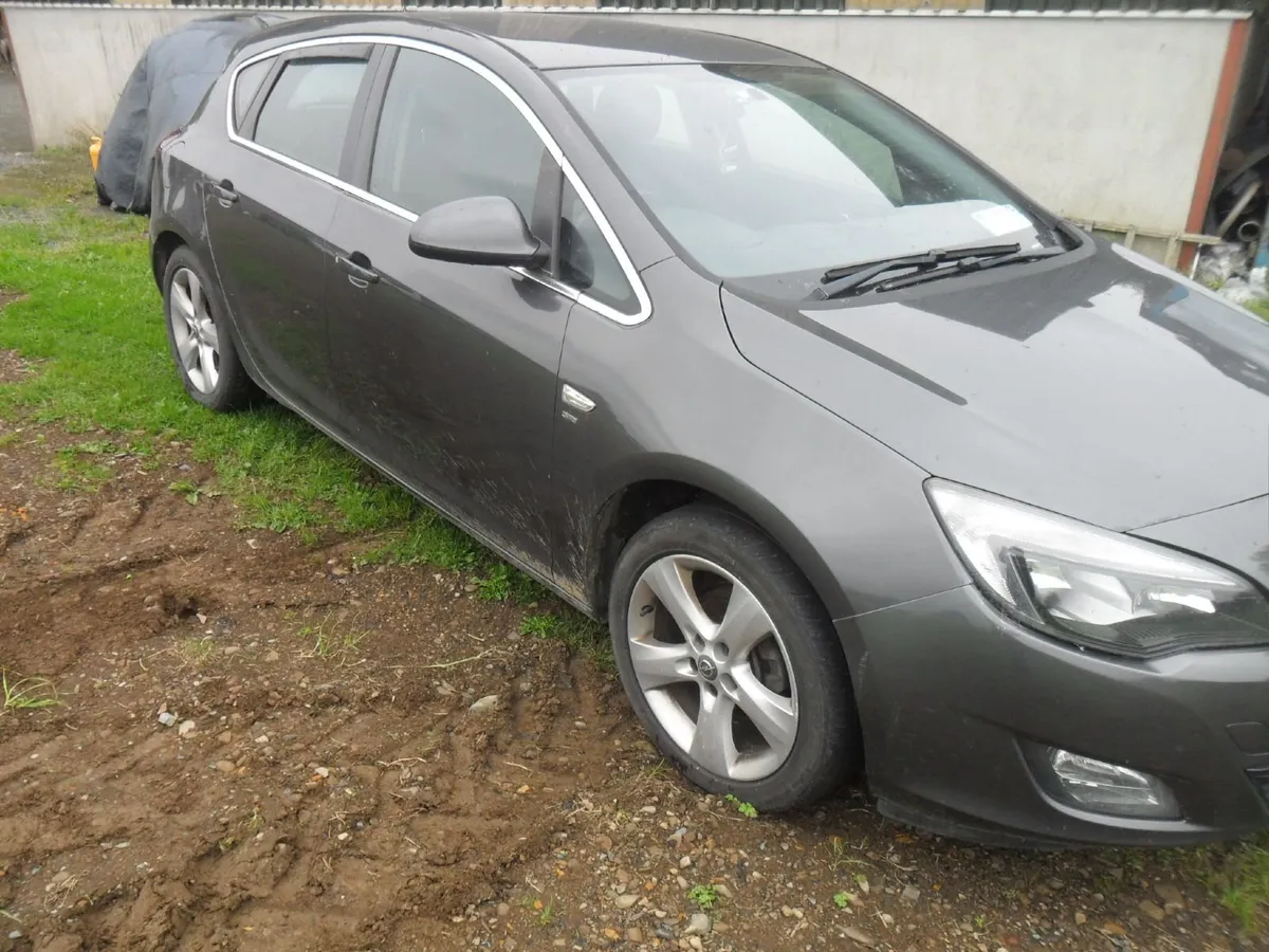 Opel Astra SRI (2011) - Image 4