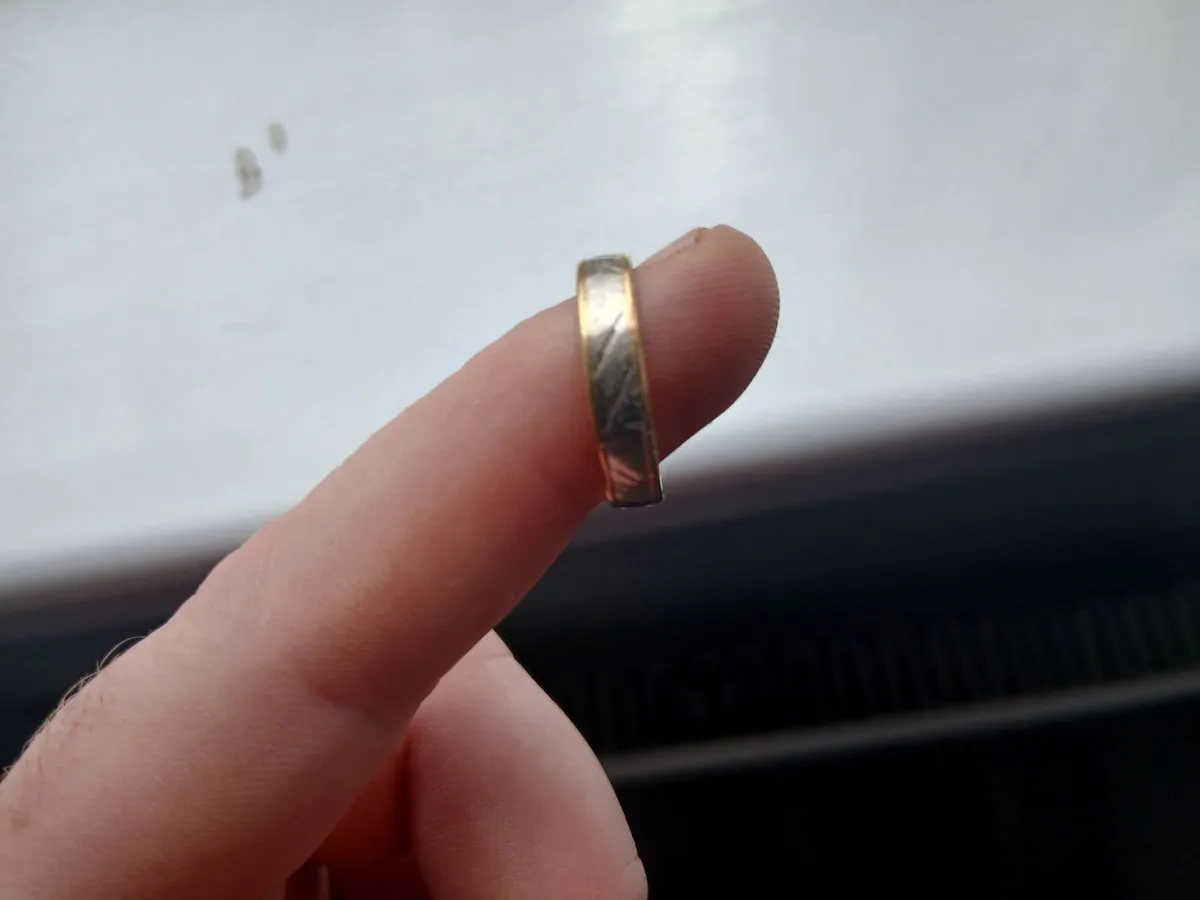 Gents white gold wedding ring - Image 1