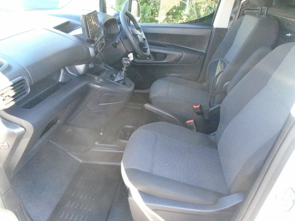 2025 Vauxhall Combo PRIME 100HP. - Image 4
