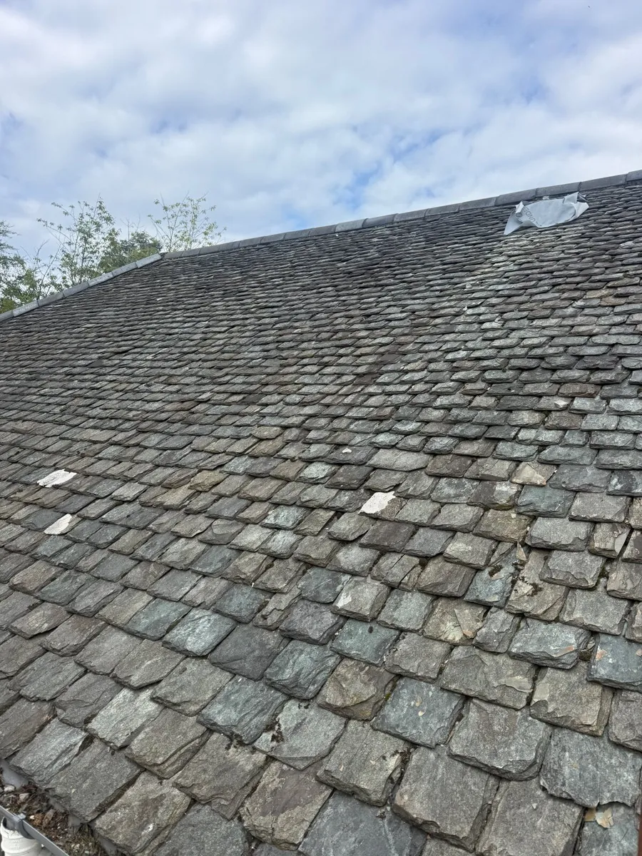 Stone chunky random roof slates. - Image 1