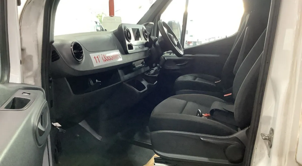 2023 Mercedes-Benz Sprinter Luton Box Van - Image 4