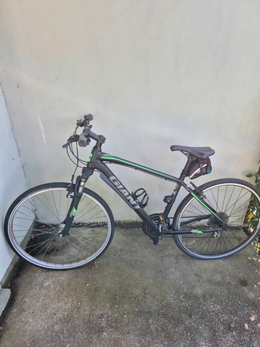 Giant Roam 3 Disc Hybrid Bike – Size Medium - Image 1