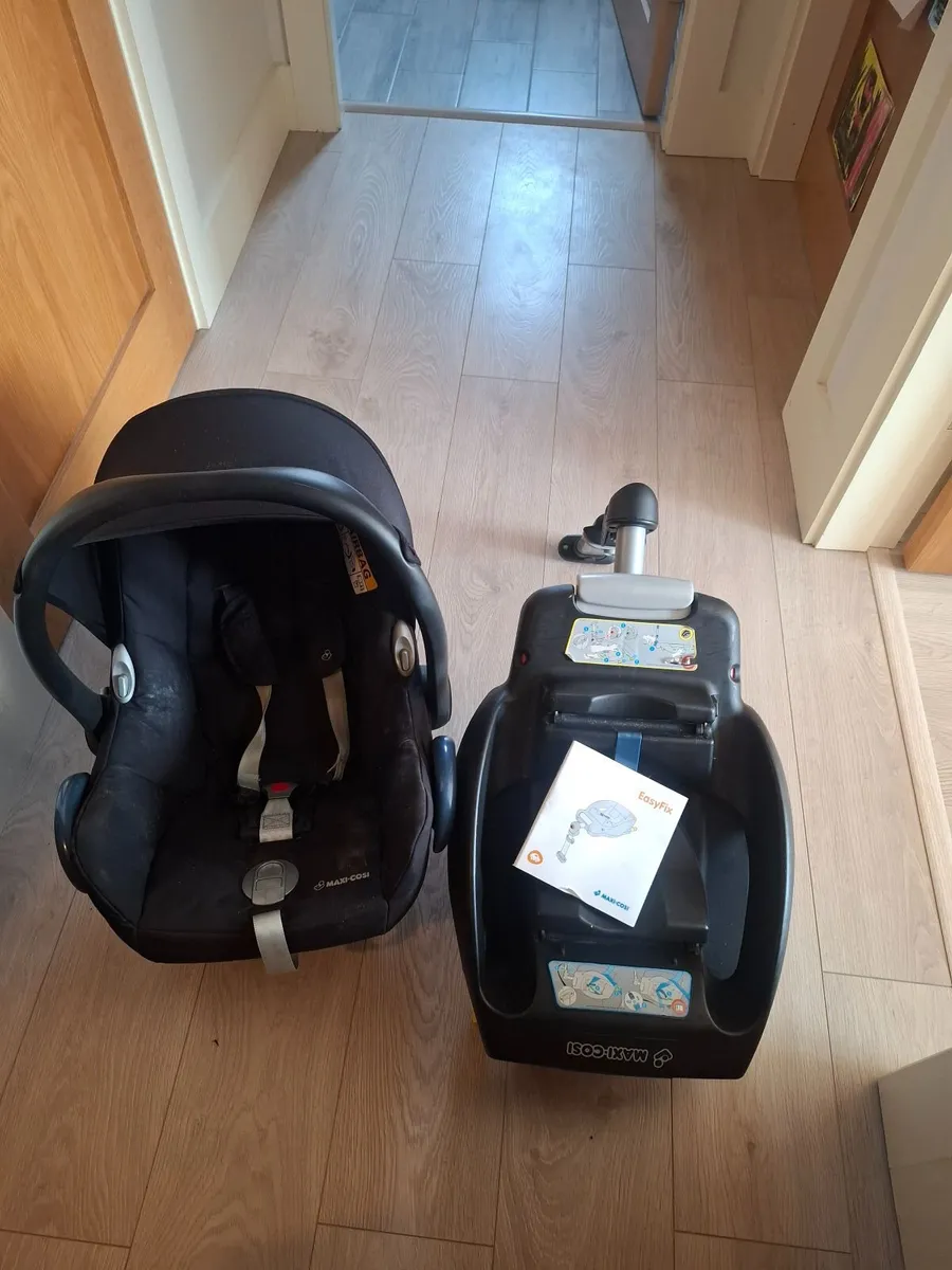 Maxi Cosi with isofix base - Image 1