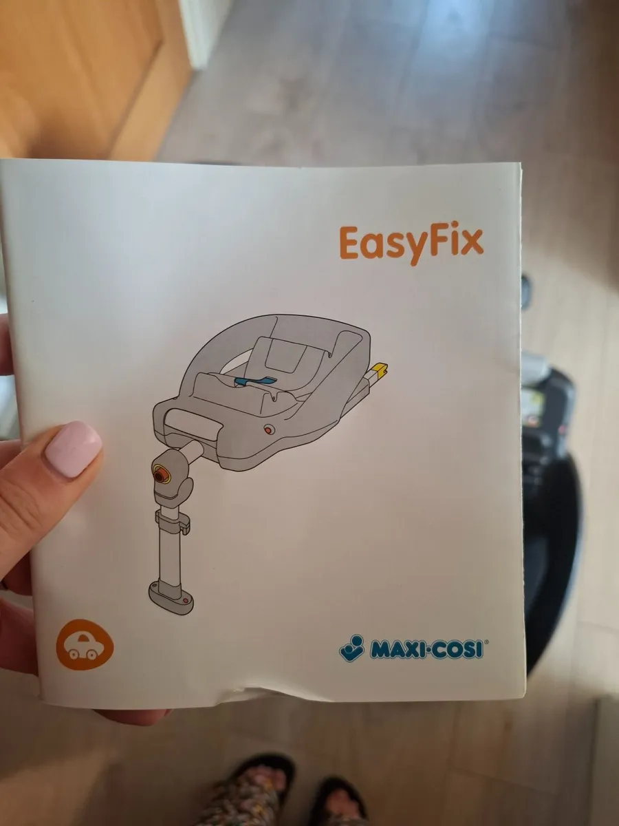 Maxi Cosi with isofix base - Image 2