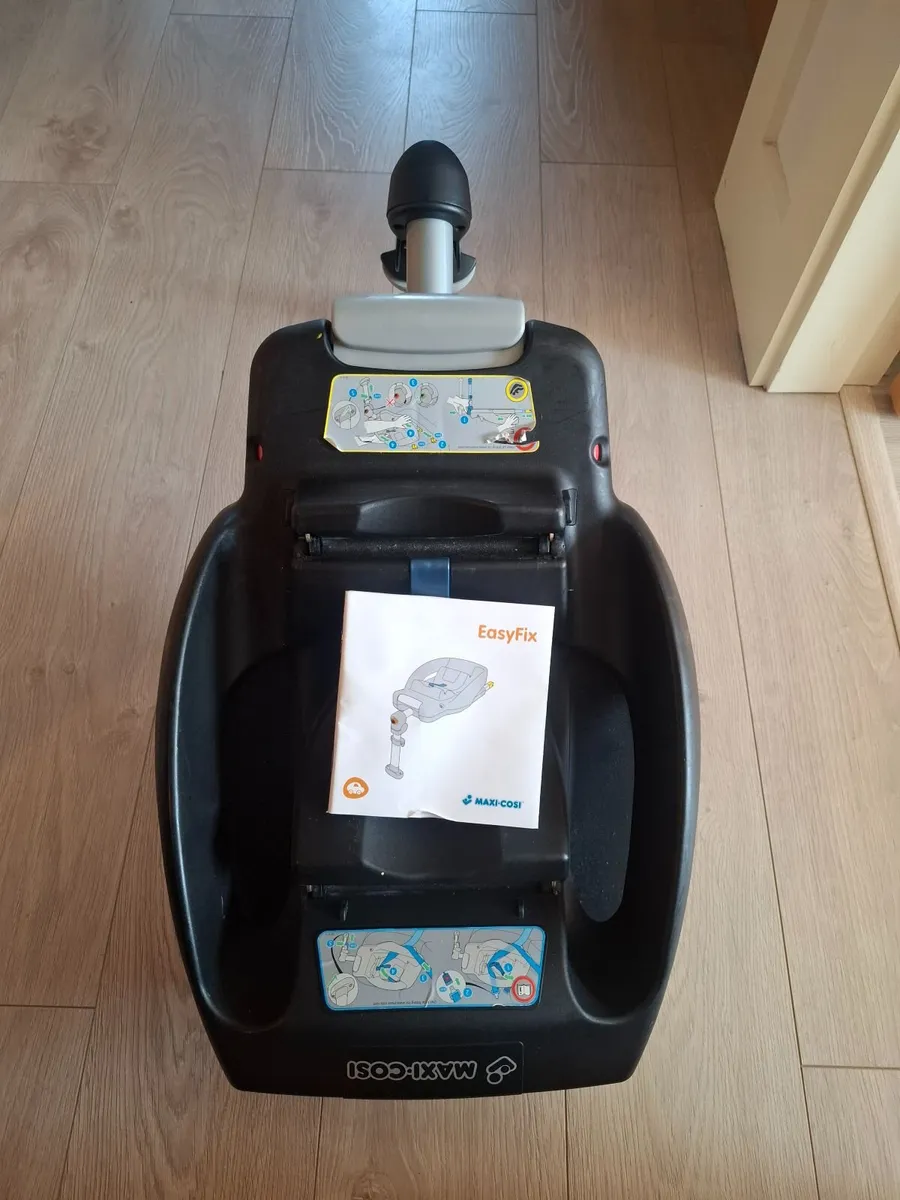 Maxi Cosi with isofix base - Image 3