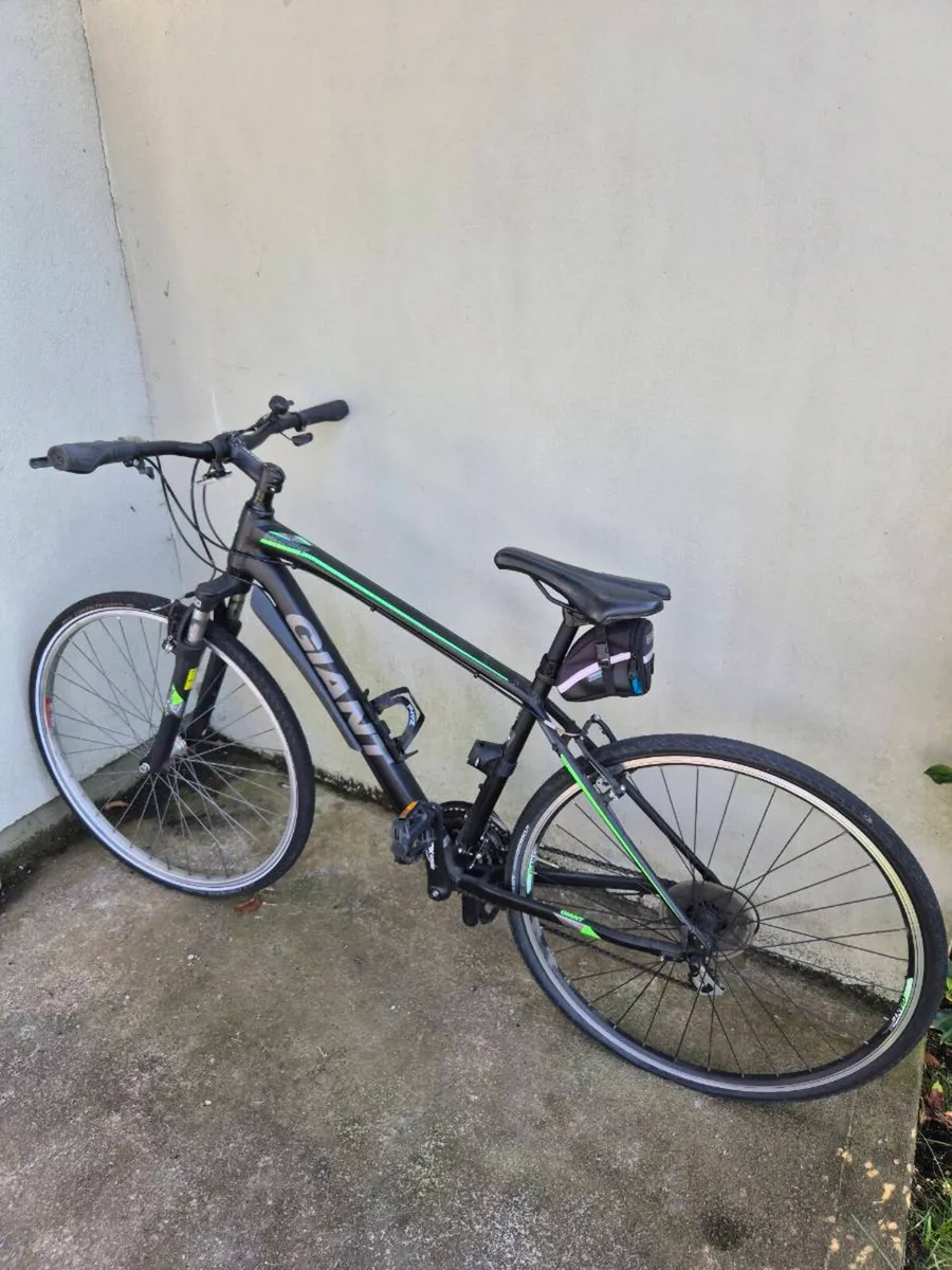Giant Roam 3 Disc Hybrid Bike – Size Medium - Image 2