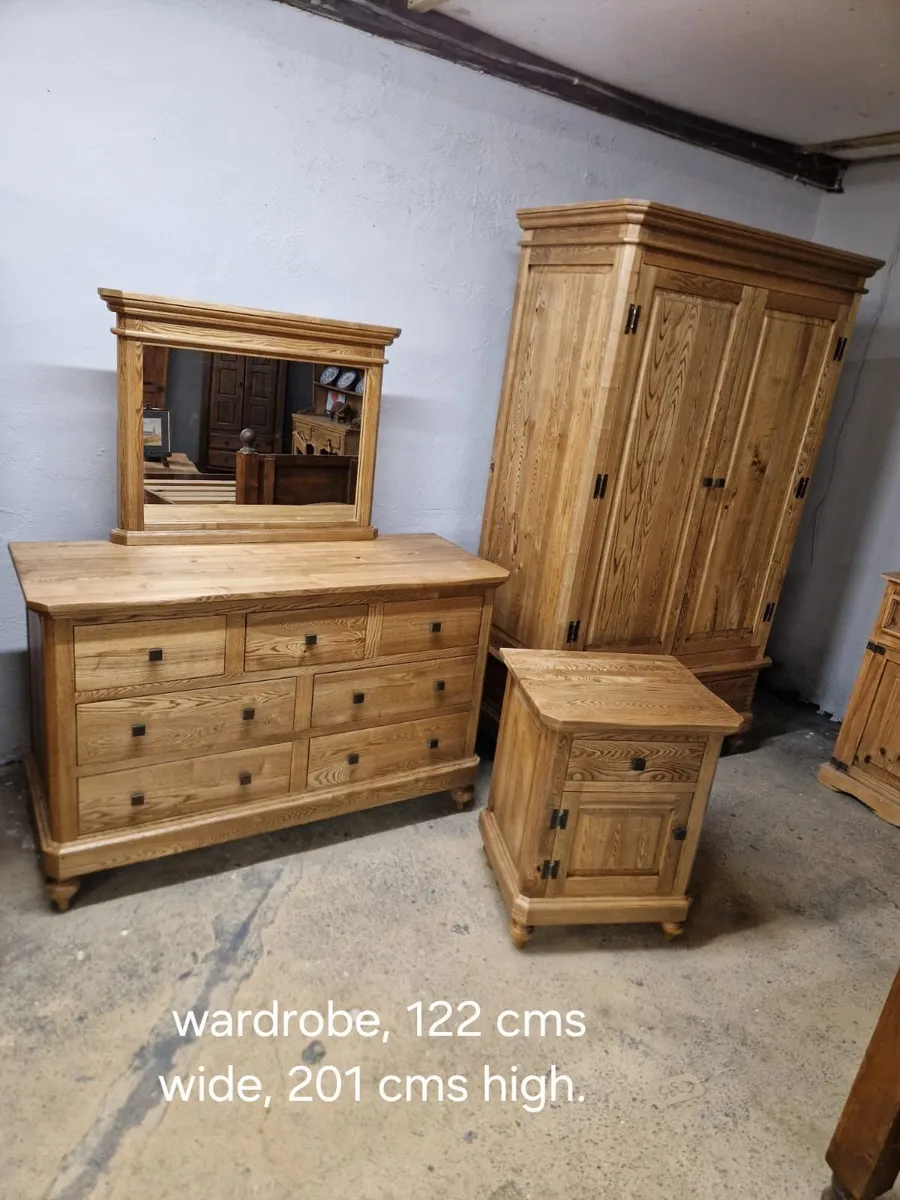 4ft oak wardrobe, chest of drawers, locker - Image 1