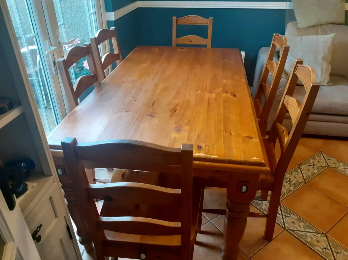 Kitchen table and chairs - Image 1