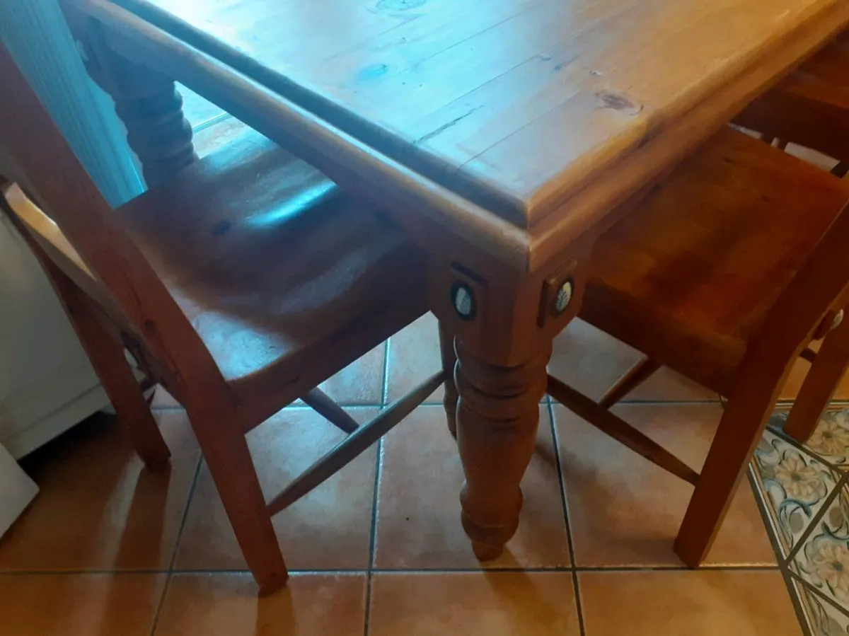 Kitchen table and chairs - Image 4