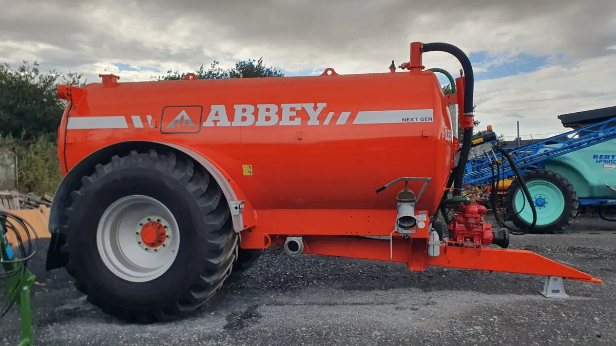 Abbey 2250 Gallon Tanker - Image 3