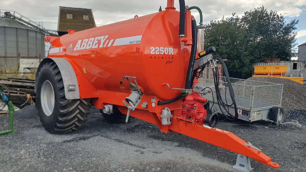 Abbey 2250 Gallon Tanker - Image 2