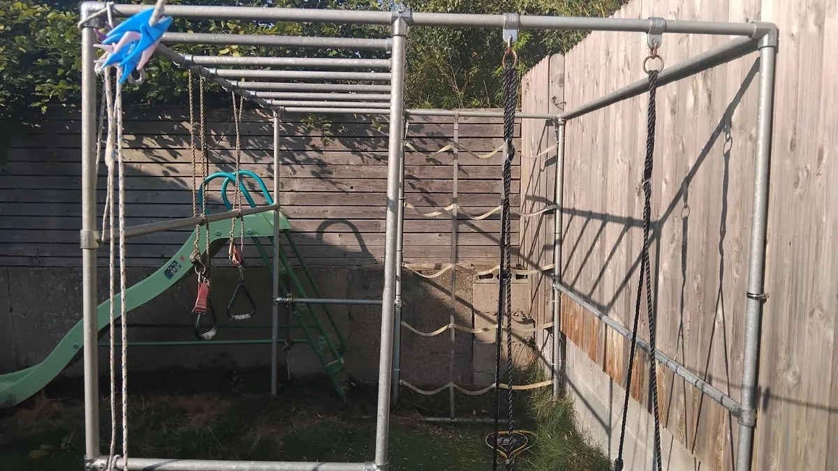 Climbing frame / monkey bars - Image 1