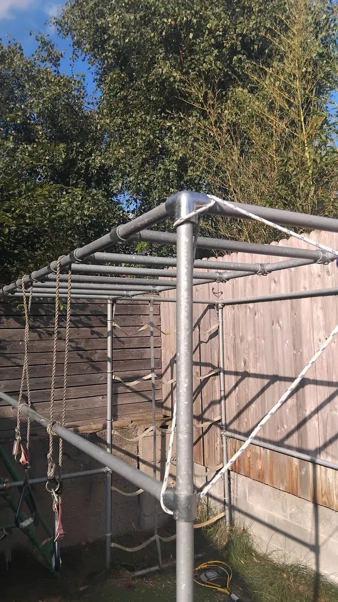 Climbing frame / monkey bars - Image 3