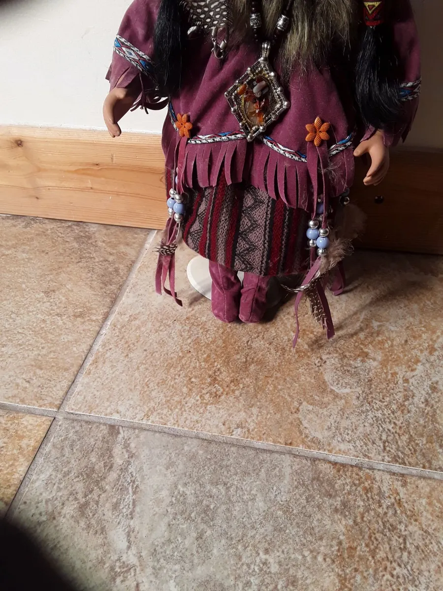Beautiful porcelain Indian doll plenty of detail - Image 3