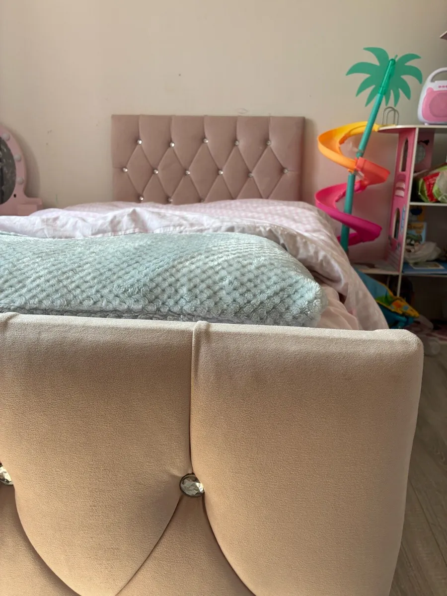 Single bed - Image 1